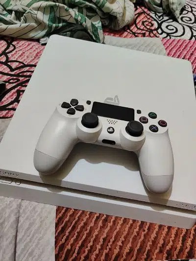 PS4 Slim with games Play Station