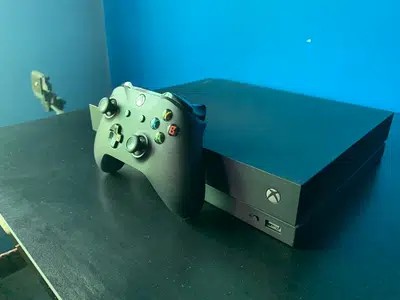 XBOX ONE X W/ ORIGNAL CONTROLLER AND 5 GAMES