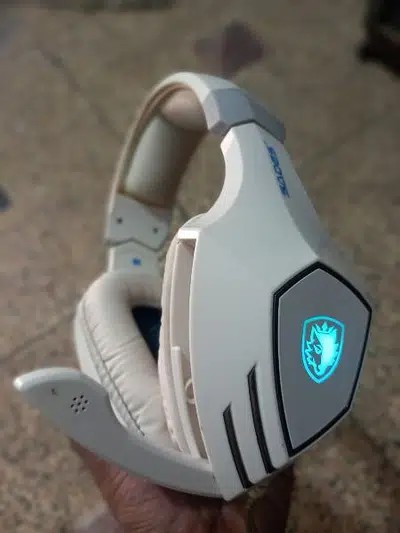 Gaming headphones and mouse
