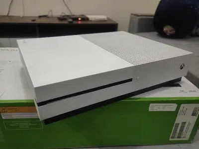 Xbox One S 4K 1TB With 2 Wireless Controllers and Free Games