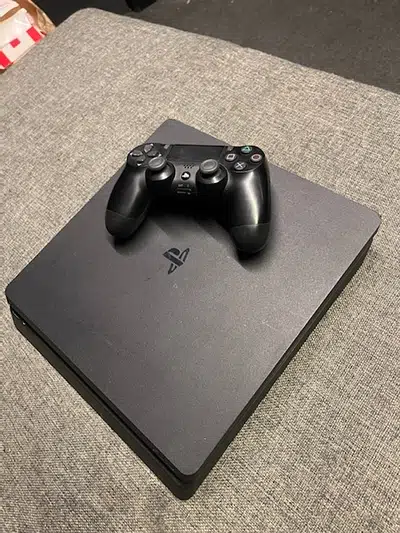 Play Station 4 Slim