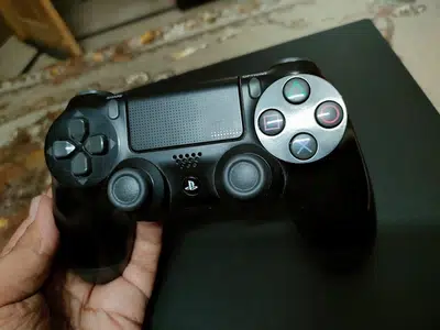 PS4 pro 1Tb Box Pack Dubai Se Leya