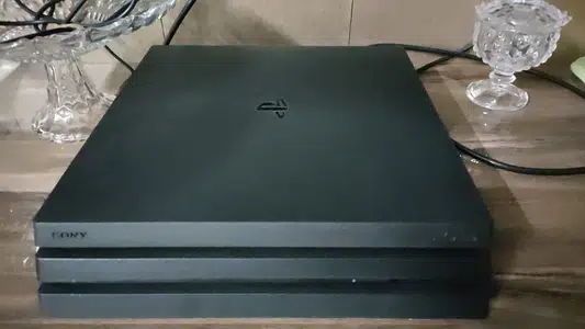 PS4 pro 1Tb Box Pack Dubai Se Leya