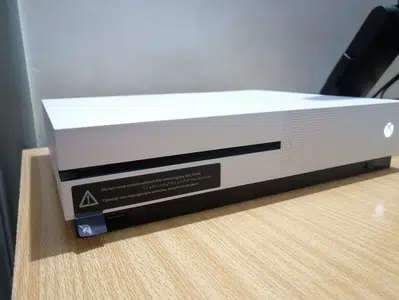 Xbox one S 1TB 1000GB (with alll accessories in box)