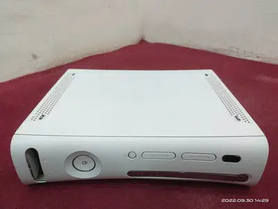 Xbox 360 with Wireless Controller (320Gb and 100 Games Installed)
