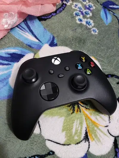 xbox series x brand new controller with 2 rechargeable batteries