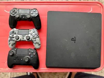 Ps 4 Slim with 3 controllers 500 gb