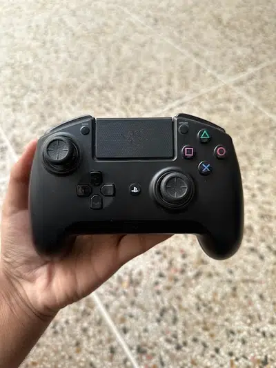 Ps 4 Slim with 3 controllers 500 gb