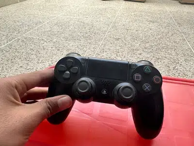 Ps 4 Slim with 3 controllers 500 gb