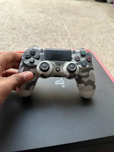 Ps 4 Slim with 3 controllers 500 gb